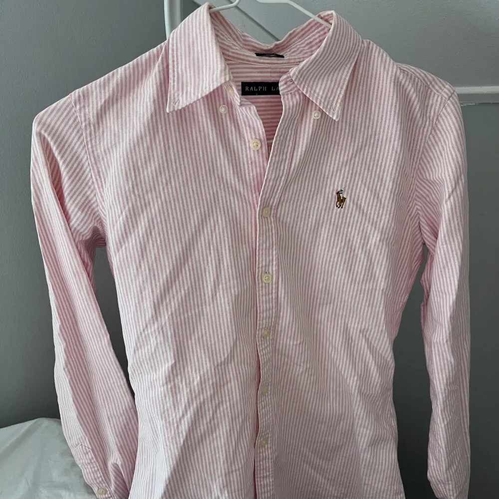 Ljusrosa-, och vitrandig skjorta ifrån Ralph Lauren med tightare fit. Stl 4 vilket motsvarar ca XS. Köparen står för frakten🍭. Skjortor.