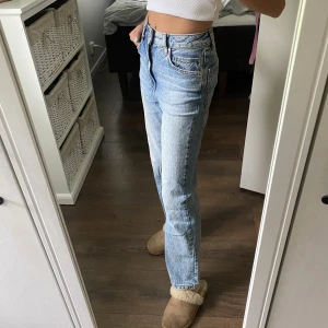 Blå Jeans - Säljer dessa blå straight jeans från BikBok! En mycket fint tvätt av blå och dem är nästan som nya! Nypris 700 säljer för 150! 
