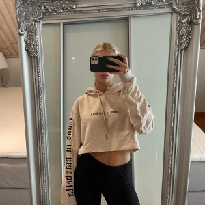 Homies Marbella Hoodie - Säljer min Homies Marbella hoodie, Jon & Janni Olssons märke! Köpt för ca 1500kr i Marbella. Nyskick! Köparen står för frakt.