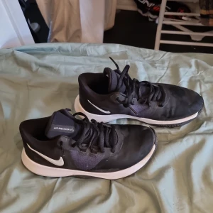Basketskor - Basketskor från Nike, endast använda några gånger så superbra skick. Modell: Air precision II