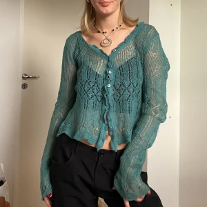 Stickad tröja - Jättefin stickad blå kofta i storlek M, passar även mig som har S. Finns knappar så man även kan ha den öppen 🥰 