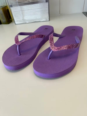 Lila glitter flipflops 40/41 - Använda en gång. Storlek 40/41