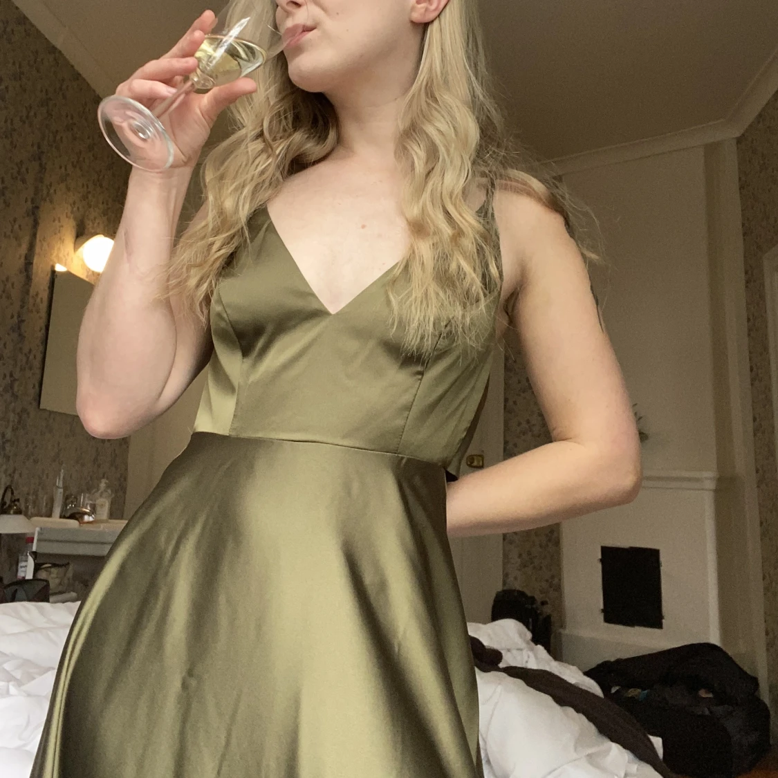 Olivgrön midiklänning i satin  - 90