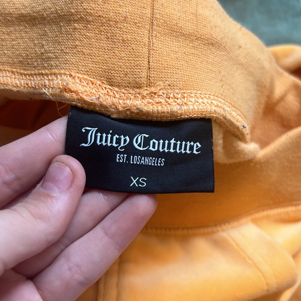 Säljer mina juicy o har använt dem minst 3 gånger, dem är i storlek xs o jag säljer dem pågrund av att dem e för stora🧡. Jeans & Byxor.