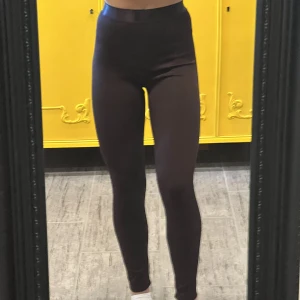 Träningsbyxor  - Mörkbruna tights från Gina Tricot i strlk XS. Super sköna och snygga, helt oanvända.