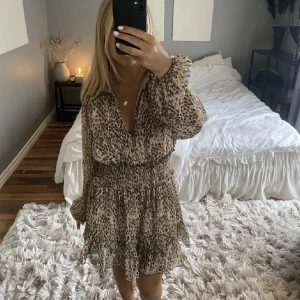 Zara klänning - LÅNAD BILD! Populär klänning från zara i storlek M men passar även S! Säljer då jag har för många klänningar och den är i nyskick 💞💞