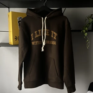 Brun hoodie  - Hoodien är aldrig använd och är helt ny.  Meddela vid frågor eller intresse !
