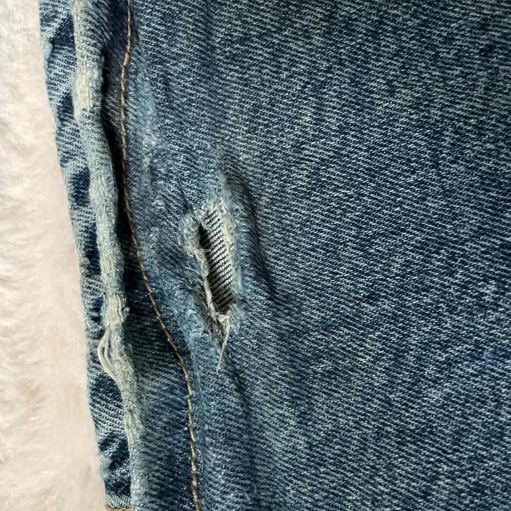 Bootcut jeans från zara! Dem har ett litet hål längst ner på vänster ben, men det syns knappt!💓💕. Jeans & Byxor.