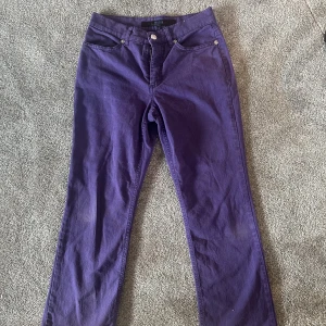 Medelhöga lila jeans  - Lila jeans som hamnar under naveln i storlek 36 från Escada sport. Klippta ner till ( för närmare bilder är det bara att skriva) midjemått på 35 och innerbenslängd på 74.