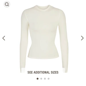 Skims tröja - Säljer denna skims tröja i färgen bone, stl s. Använd men inget som syns, skriv för fler bilder💕