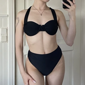 Bikini  - Svart bikini i storlek s. Överdel från shein och underdel från nakd. Säljer båda för 100 kr plus frakt. Aldrig använd. 💖