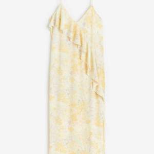 Säljer denna as söta gula klänningen från hm!!! Använd max 2 ggr