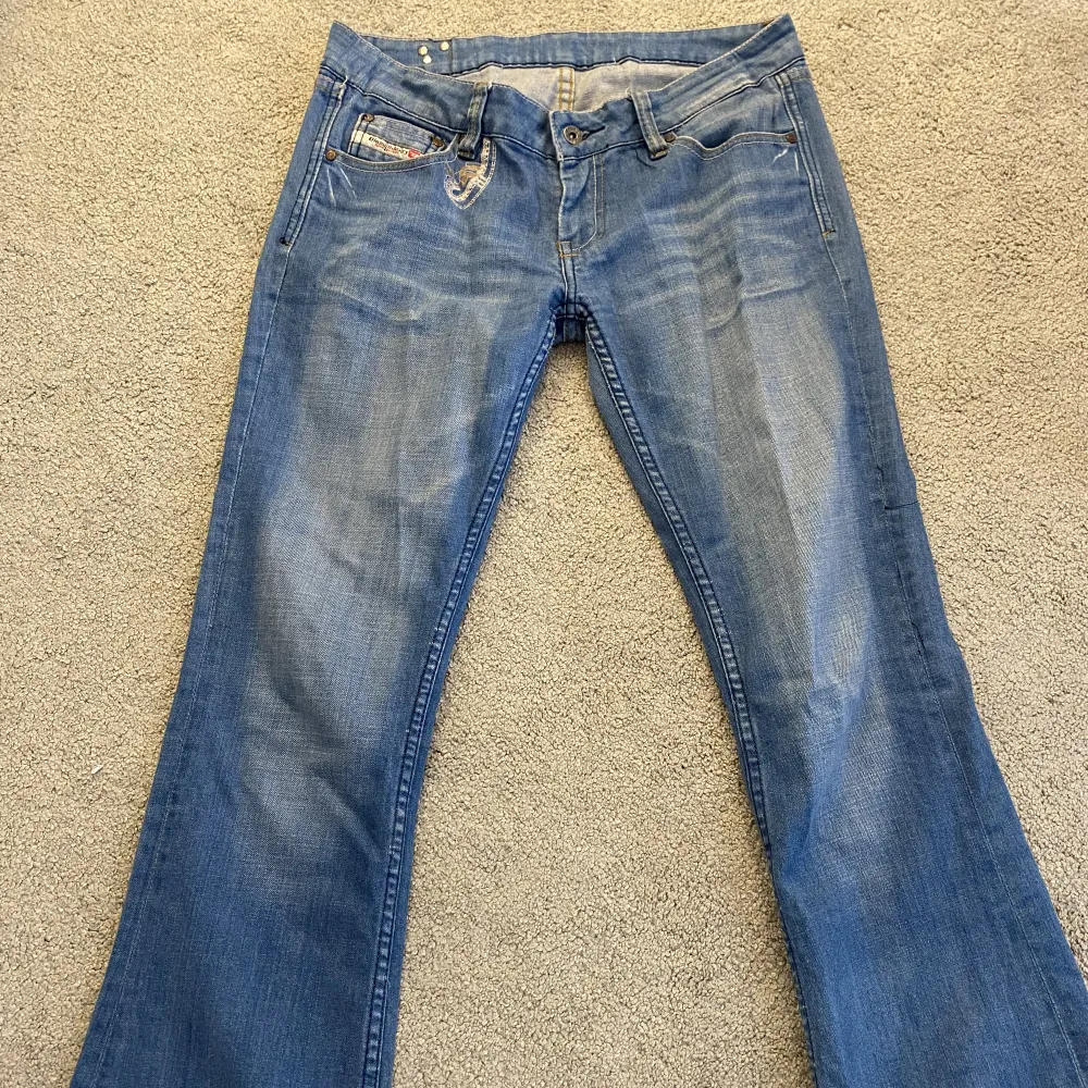 Så snygga jeans som är för stora i midjan på mig (har dragit åt dem där bak på första bilden). Skulle behållt dem om jag kunde sy in midjan för dem är verkligen så snygga. Längen är lite för lång för mig som är 158, passar runt 165. Märke: Disel. Jeans & Byxor.