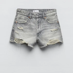 Gråa jeans shorts  - Säljer dessa super snygga jeans shorts från zara som tyvärr är för stora för mig så har aldrig använt dem😩 