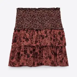Så snygg röd orang zara kjol, använder den inte så mycket och just nu ligger den bara i min garderob och dammar på sig, storlek S, passar så bra nu till hösten❤️❤️🧡🧡
