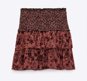 Så snygg röd orang zara kjol, använder den inte så mycket och just nu ligger den bara i min garderob och dammar på sig, storlek S, passar så bra nu till hösten❤️❤️🧡🧡