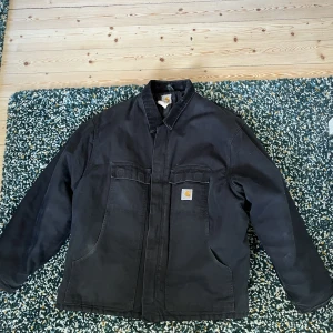 Carhartt jacka  - Säljer min carhart jacka. Är lite sliten på några ställen men är generellt i väldigt bra skick