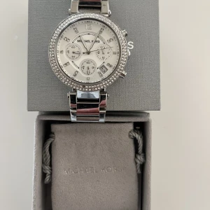 Michael kors klocka - Säljer denna klocka från michael kors. (Äkta)! Nypris 2999:-