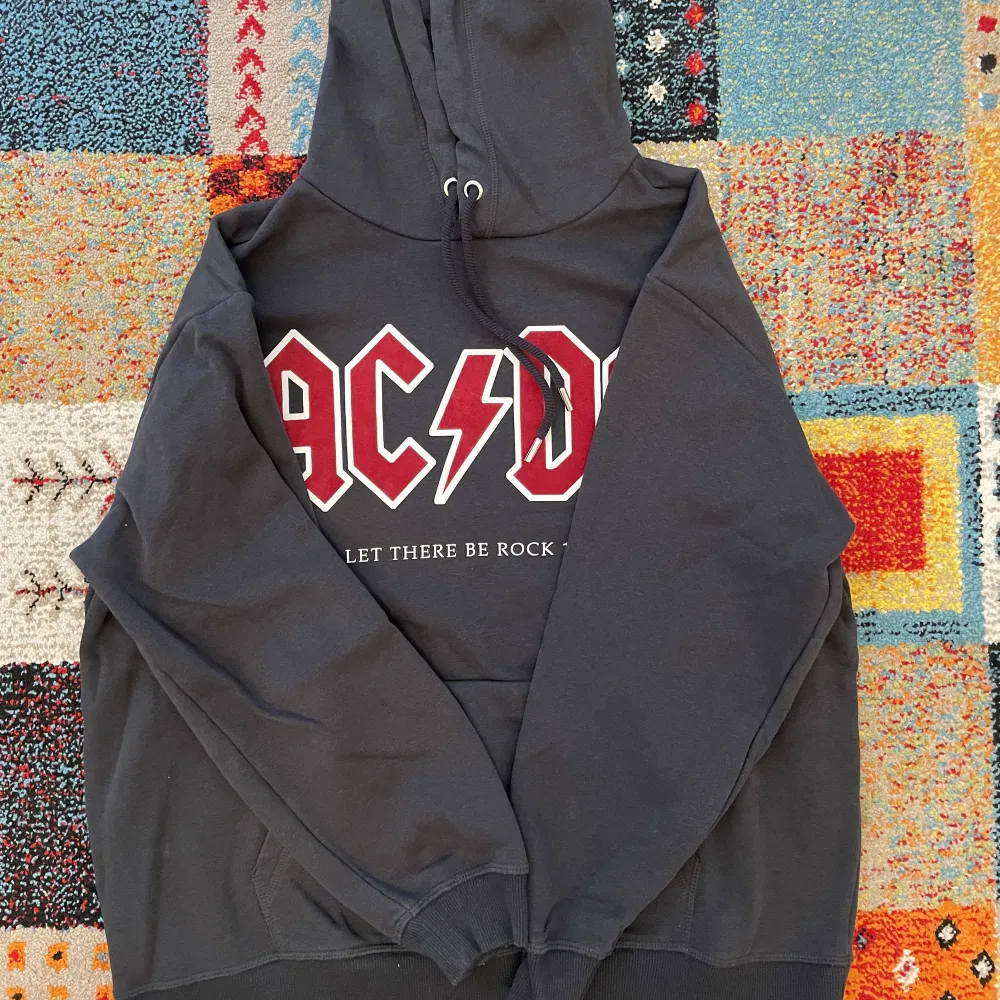 Haloj  Säljer en knappt använd AC/DC hoodie. Den är baggy.. Hoodies.