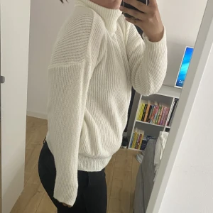 Stickad tröja med polokrage  - Vit stickad tröja med polokrage från Trendyol. Knappast använt och inga defekter hittade. 🧸