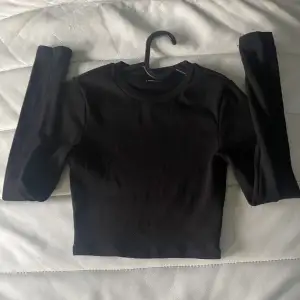 Snygg svart långärmad tröja från Gina tricot som inte kommer till användning☺️