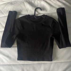 Långärmad  - Snygg svart långärmad tröja från Gina tricot som inte kommer till användning☺️