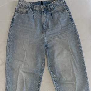 Ett par ljus blåa jeans från hm. Ganska så mysiga o va i även om materialet är jeans. Dem är oversize och i storlek 34. Jag brukar ha på mig storlek 38 men dessa passar mig perfekt och de är fortfarande oversize