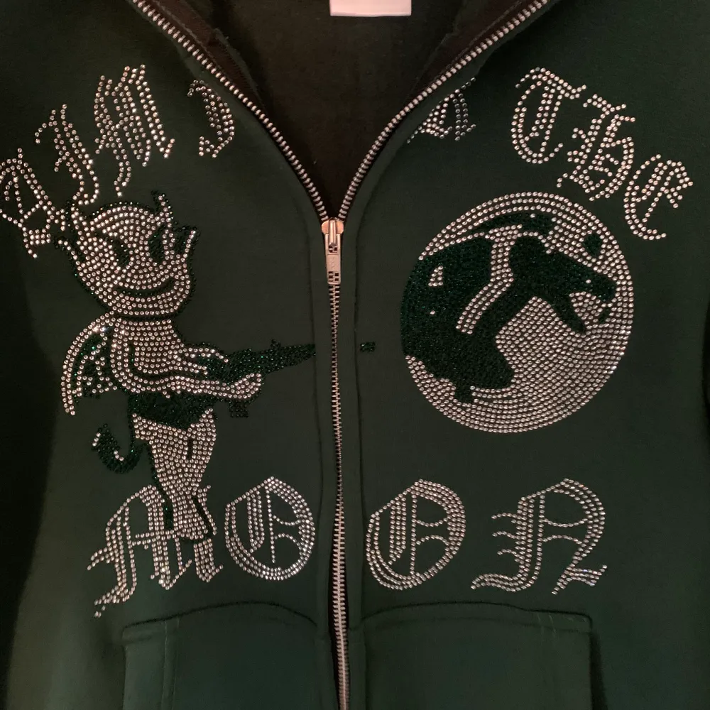 Aim for the moon zip up hoodie som är använd 2 gånger, köpte fast ångra mig direkt när jag fick den, så säljer den nu, ingen palett har lossnat köpt på deras hemsida.. Tröjor & Koftor.