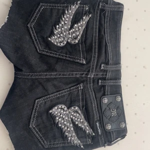 Jeansshorts  - Jag säljer dessa supersnygga svarta missme shortsen med jättecoola fickor dör vack dom är använda cirka 2 gånger💕