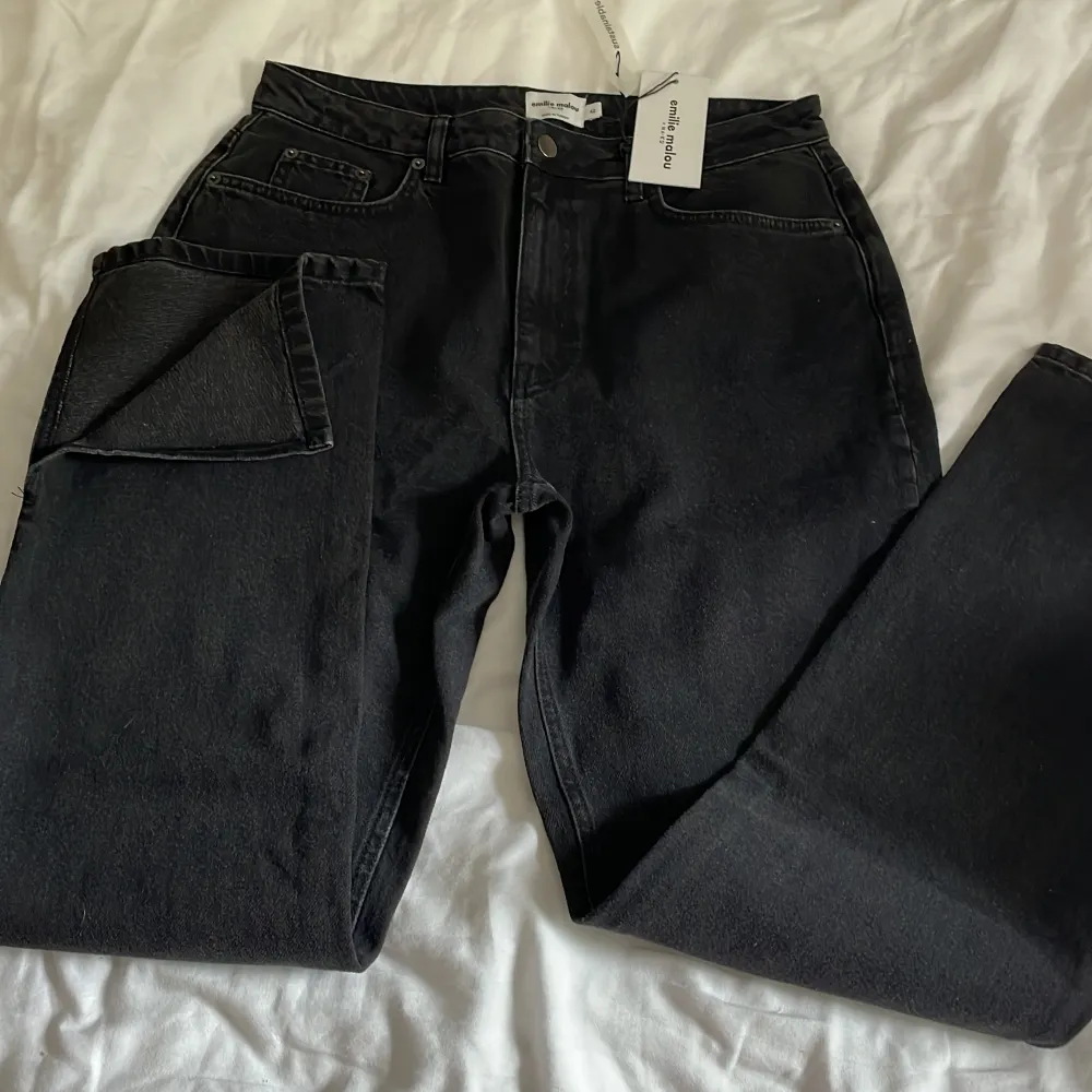 Svarta jeans från NA-KD x emilie malou i stl 42. Prislappen sitter kvar. . Jeans & Byxor.
