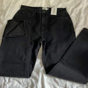 Svarta jeans från NA-KD x emilie malou i stl 42. Prislappen sitter kvar. 