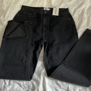 Svarta jeans med slits - Svarta jeans från NA-KD x emilie malou i stl 42. Prislappen sitter kvar. 