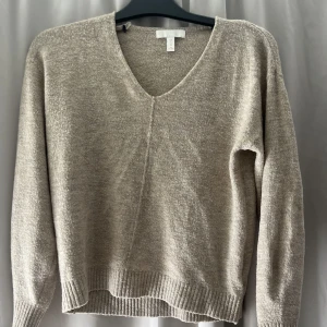 Stickad tröja  - Lite nopprig men fin beige stickad tröja 