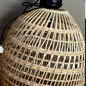 Taklampa i bambu med svart upphäng. Oanvänd