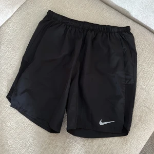 Nike träningsshorts (S)  - Aldrig använda tränings shorts från Nike! Top kvalitet i Dri-Fit perfekt för alla former av träning.