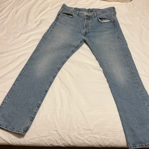 Levi’s 501 jeans - Fina levi’s 501 jeans i bra skick litet hål i skrevet men inget man tänker på, enkelt att sy igen om man så skulle vilja men tror inte det behövs.