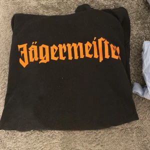 💗💗💗 - säljer denna jägermeister hoodien i storlek xl men sitter som M. Inga defekter förutom att snörerna är borta, använd gärna köp nu 💗