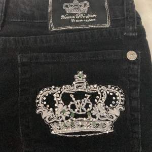 Nu säljer jag mina Victoria Beckham jeans som jag köpt secondhand för ungefär ett år sedan, jag har aldrig haft på mig dom. På kron detaljerna där bak har fåtal paljetter lossnat men det är inget som är synligt. Kom privat för fler fråger!