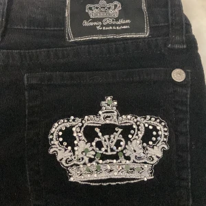 Victoria Beckham jeans - Nu säljer jag mina Victoria Beckham jeans som jag köpt secondhand för ungefär ett år sedan, jag har aldrig haft på mig dom. På kron detaljerna där bak har fåtal paljetter lossnat men det är inget som är synligt. Kom privat för fler fråger!