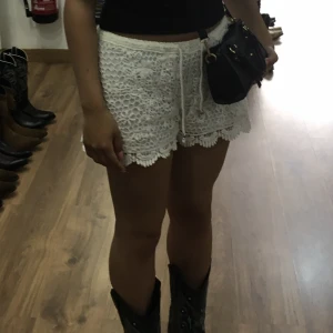 Vita shorts - Säljer dessa vita shorts med ”spets”. Skriv för fler bilder💗