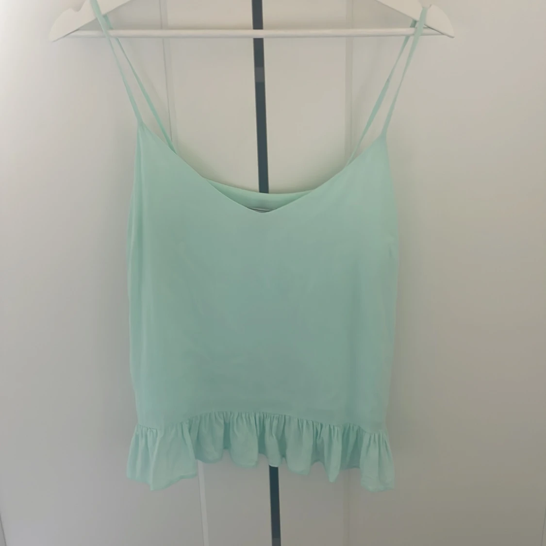 Mintgrönt linne med volang