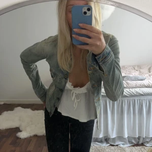 Lee Jeansjacka - Otroligt snygg Lee jeans jacka som inte säljs längre!! 