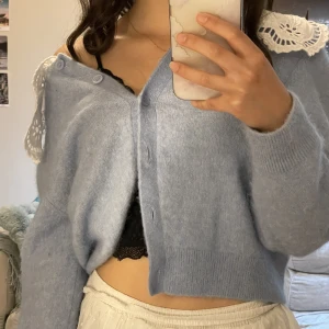 Mysig ljusblå alpacka ullkofta från & other stories - Asmysig ljusblå kofta från & other stories!! Den är storlek M, men jag är vanligtvis storlek XS/S. Knappt använd och inga defekter. Originalpris ca 800-900 kr. Delvis alpackaull, ”sticks” ej.💙