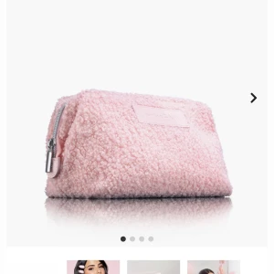 Caia necessär  - Säljer denna fina necessären från Caia, är rätt säker på att den inte säljs längre. Den är använd men i väldigt fint skick, skriv för fler bilder💘150kr +frakt