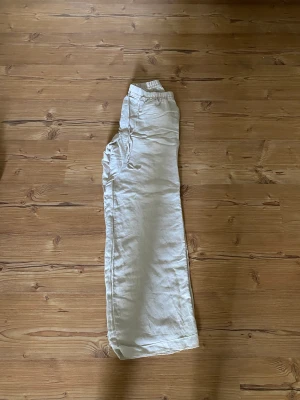 Linnebyxor från H&M - Linnebyxor från H&M, Aldrig använda bara testade och sprättade där nere för att få de lägre, Något som går att sy. Mitt pris:60kr