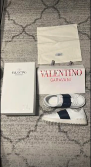 Valentino garavani skor - Valentino skor vita med mörk blå design över bra skick.