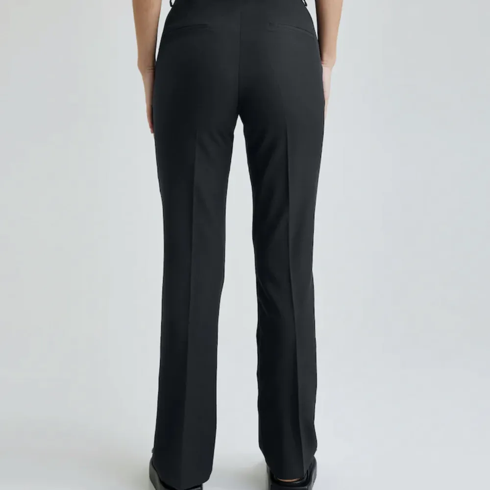 superfina kostymbyxor från BikBok i modellen ”Vilma”. Endast använda ett fåtal gånger och är i nyskick. Det är strl 42, men skulle säga att de sitter mer som 38-40😇250kr+frakt 💘. Jeans & Byxor.