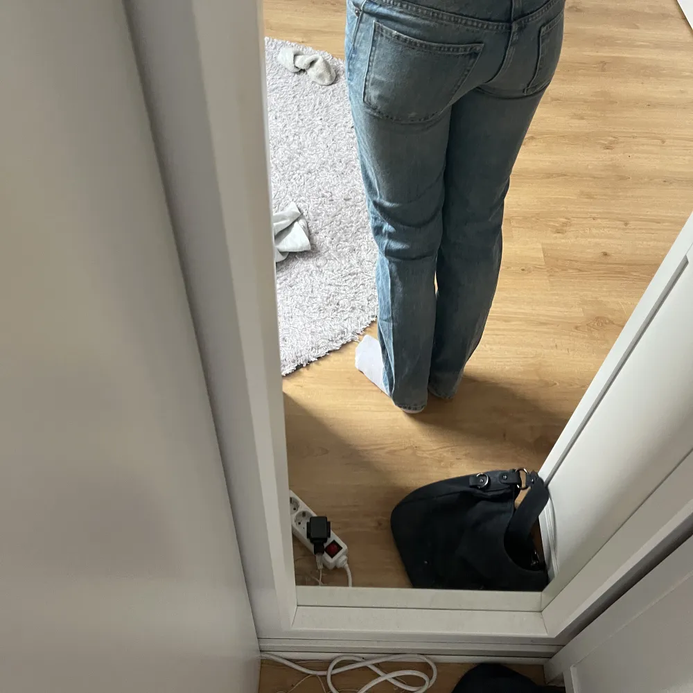 Ganska ljusblå, supersnygga, straight jeans från Zara. Jag köpte för ungefär 2 år sedan så de är ganska använda. Säljer nu för att de är för små för mig. 💘. Jeans & Byxor.