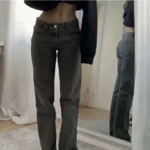 Grå jeans - Superfina grå lågmidjade jeans som tyvärr nu blivit för små😭Säljer därav dem för att hitta nya i större storlek😻