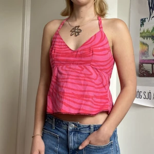 Halterneck topp - Fint röd/rosa halterneck linne som man knäpper baktill. Köpt på byond retro, passar cirka S 🥰🥰